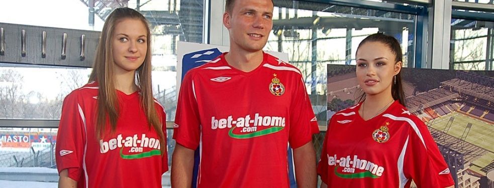 Kasyno Bet at home podczas podpisywania umowy sponsoringu Wisły Kraków